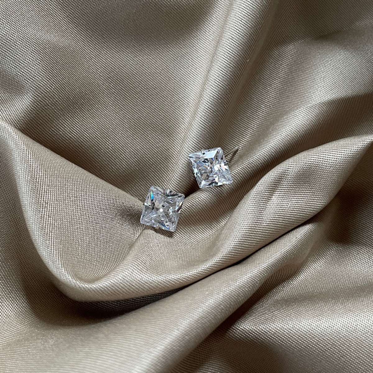 [Lumi Jewels]Stylish Shiny Square Center Stone Stud Earrings