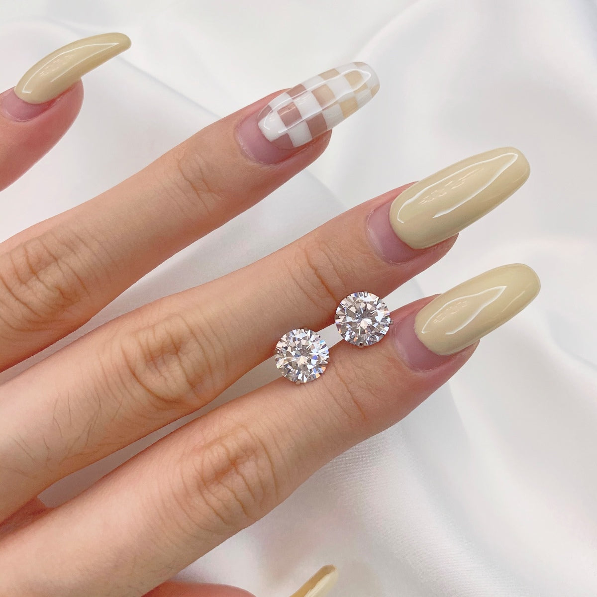 [Lumi Jewels]Stylish Shiny Round Center Stone Stud Earrings