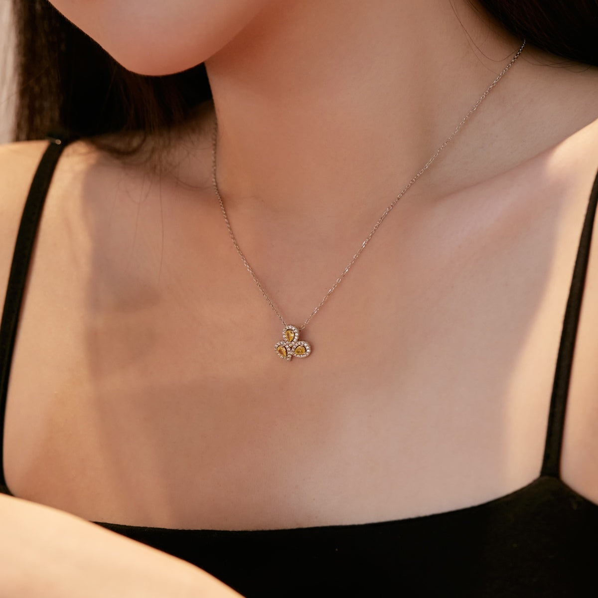 [Lumi Jewels]Elegant Flower Shape Pear Cut Necklace