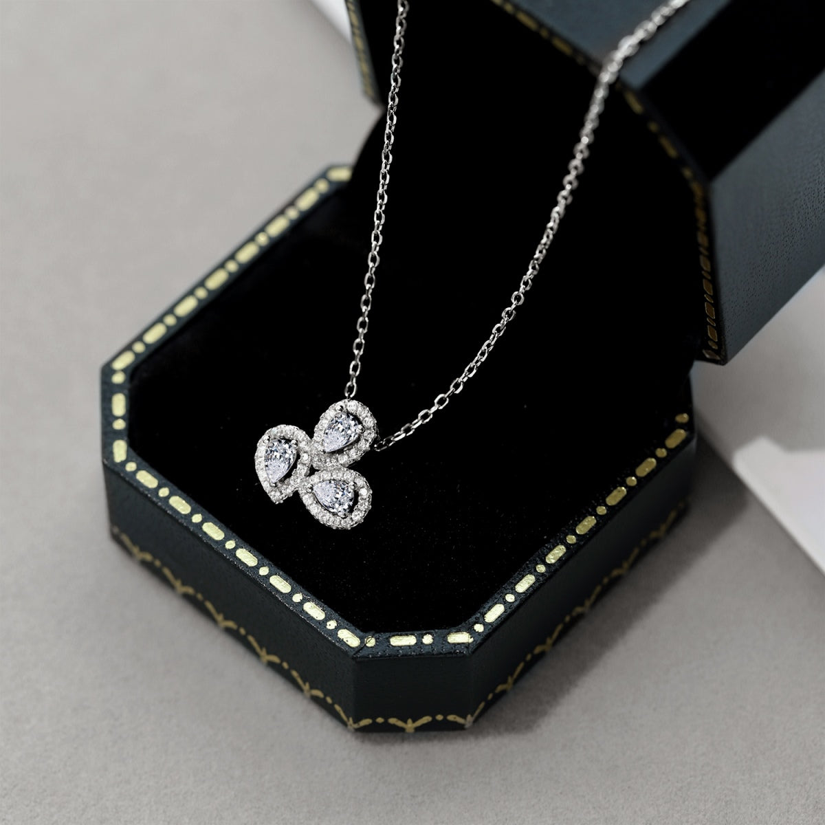 [Lumi Jewels]Elegant Flower Shape Pear Cut Necklace