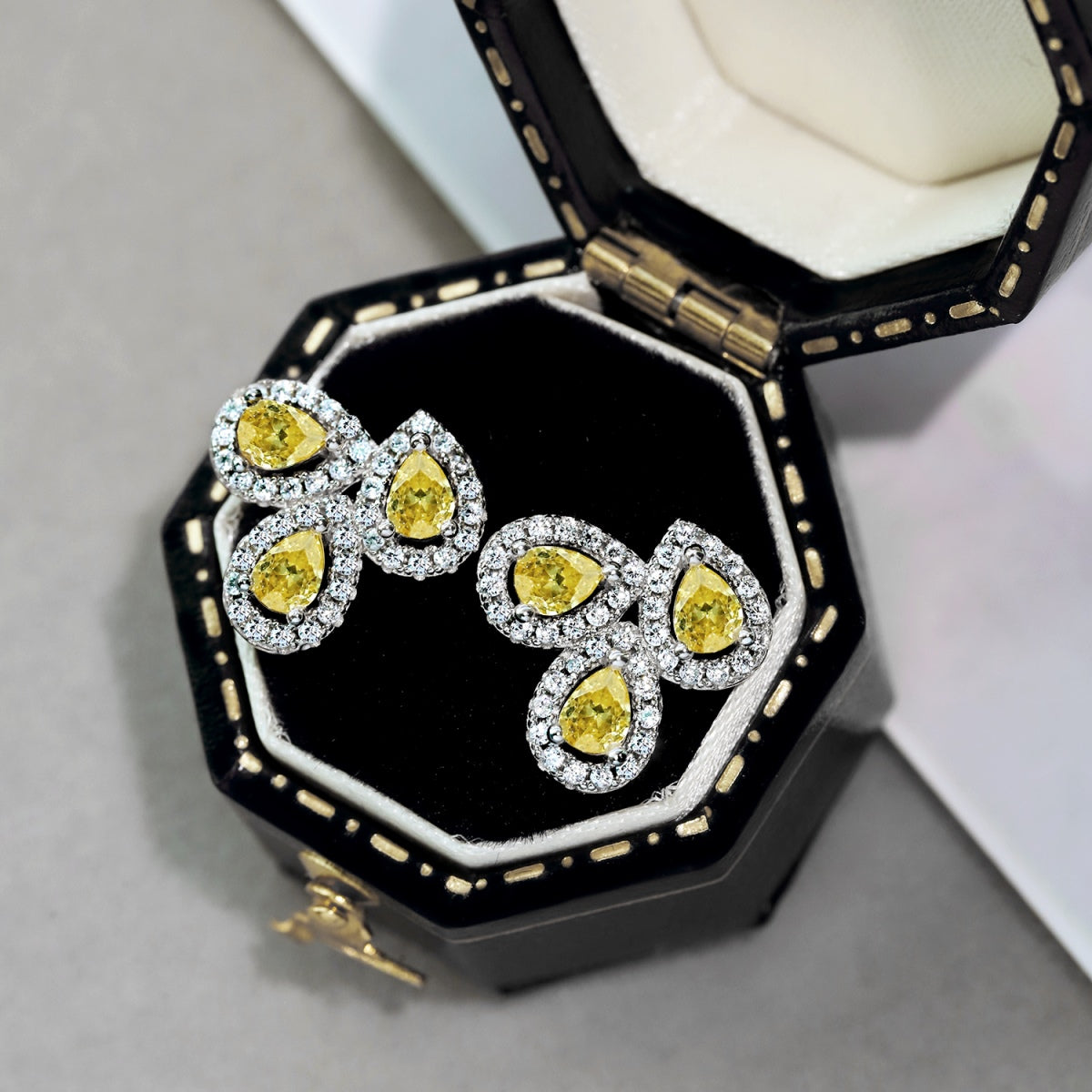 [Lumi Jewels]Ornate Flower Shape Pear Cut Lover Earrings