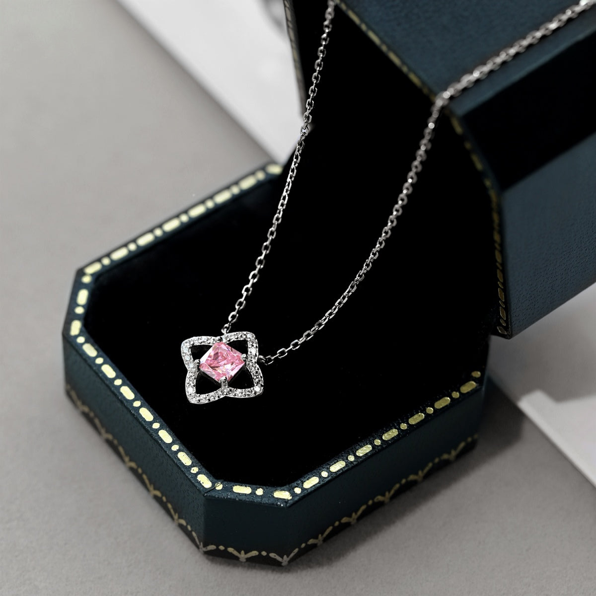 [Lumi Jewels]Exquisite Flower Shape Princess Cut Necklace