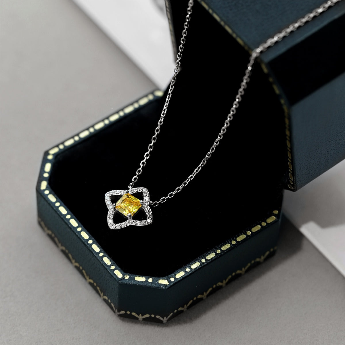 [Lumi Jewels]Exquisite Flower Shape Princess Cut Necklace