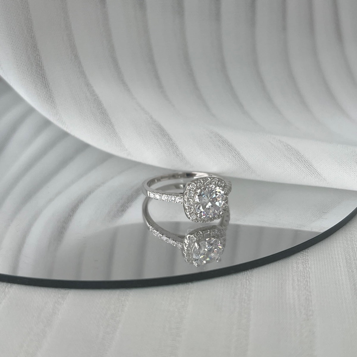 [Lumi Jewels]Dazzling Resplendent Round Cut Wedding Ring