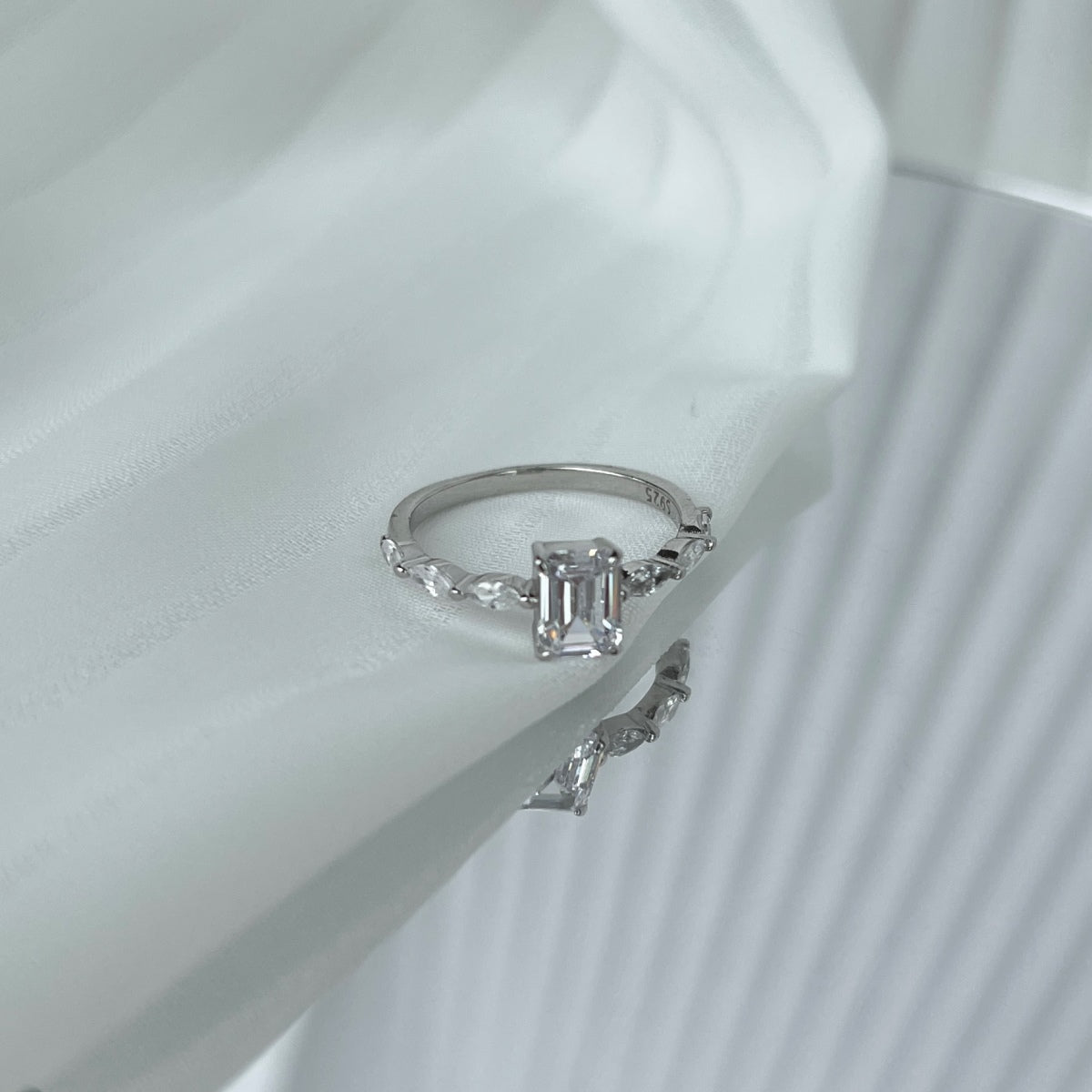 [Lumi Jewels]1.0 Carat Dainty Resplendent Radiant Cut Daily Ring