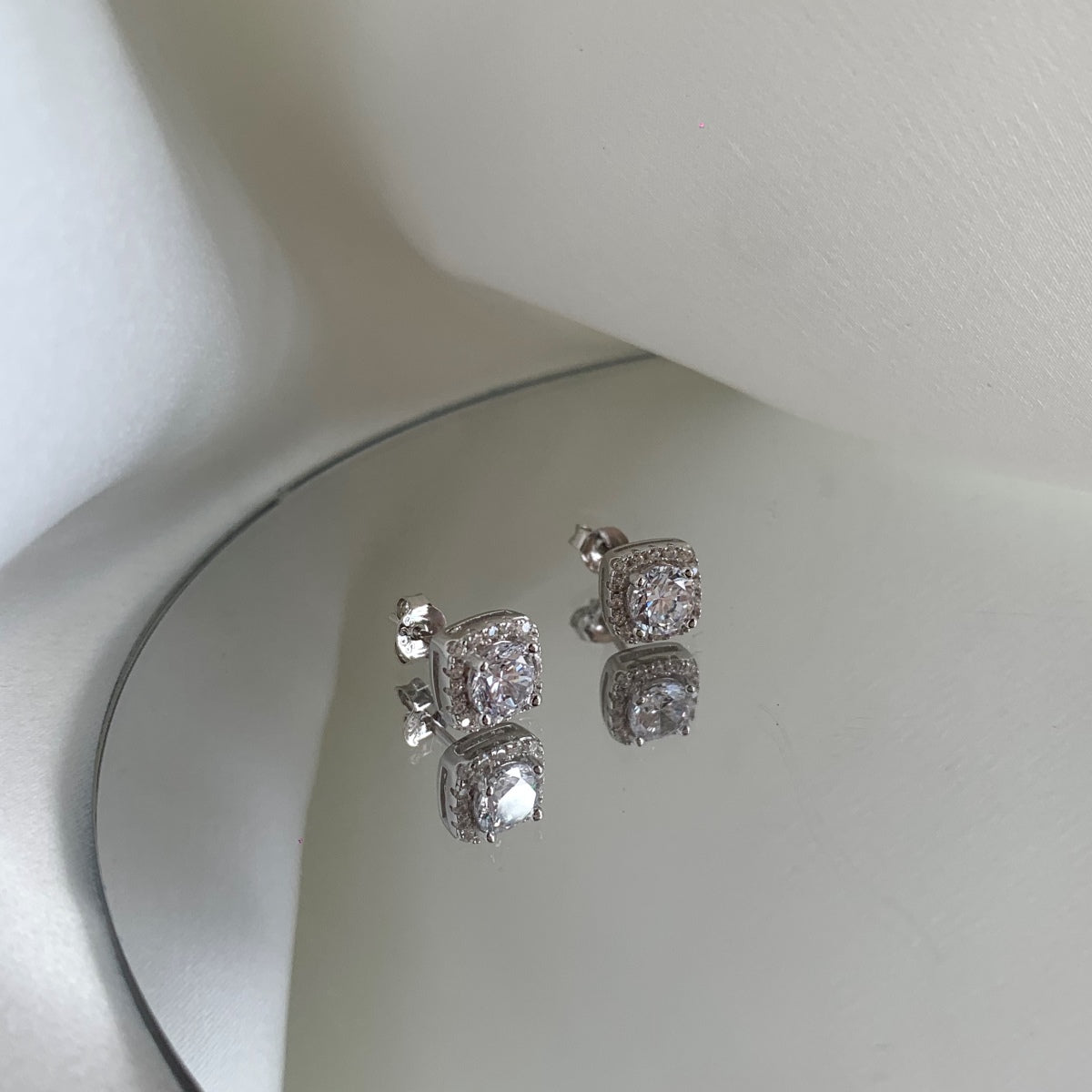 [Lumi Jewels]Classic Round Center Stone Stud Earrings