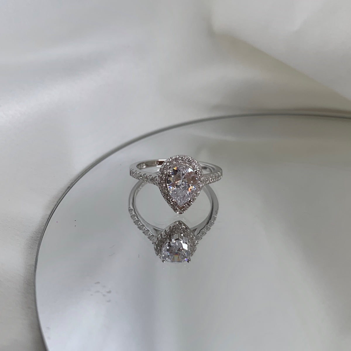 [Lumi Jewels]1.0 Carat Luxurious Resplendent Water Drop Shape Wedding Ring