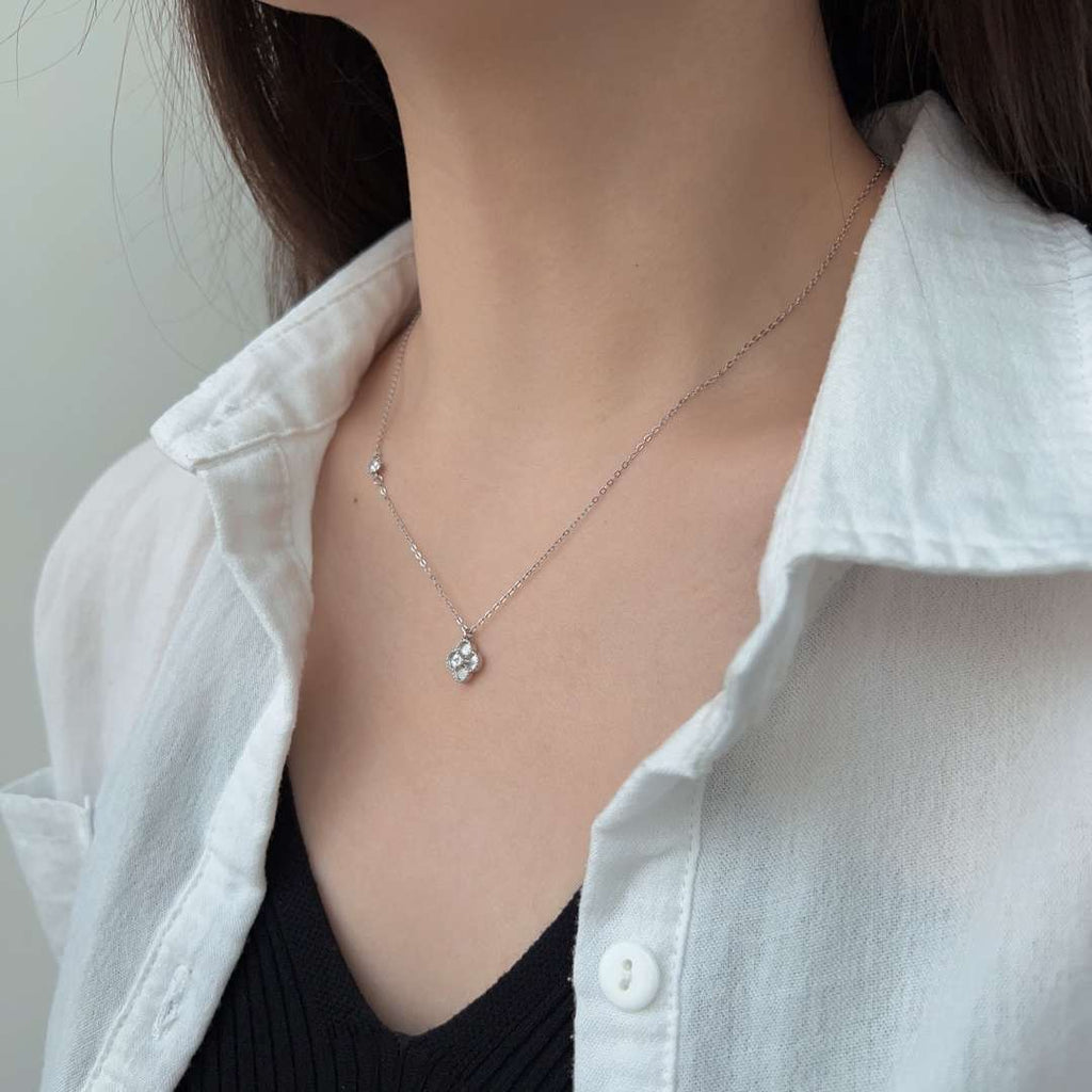 [Lumi Jewels]Delicate Flower Shape Necklace