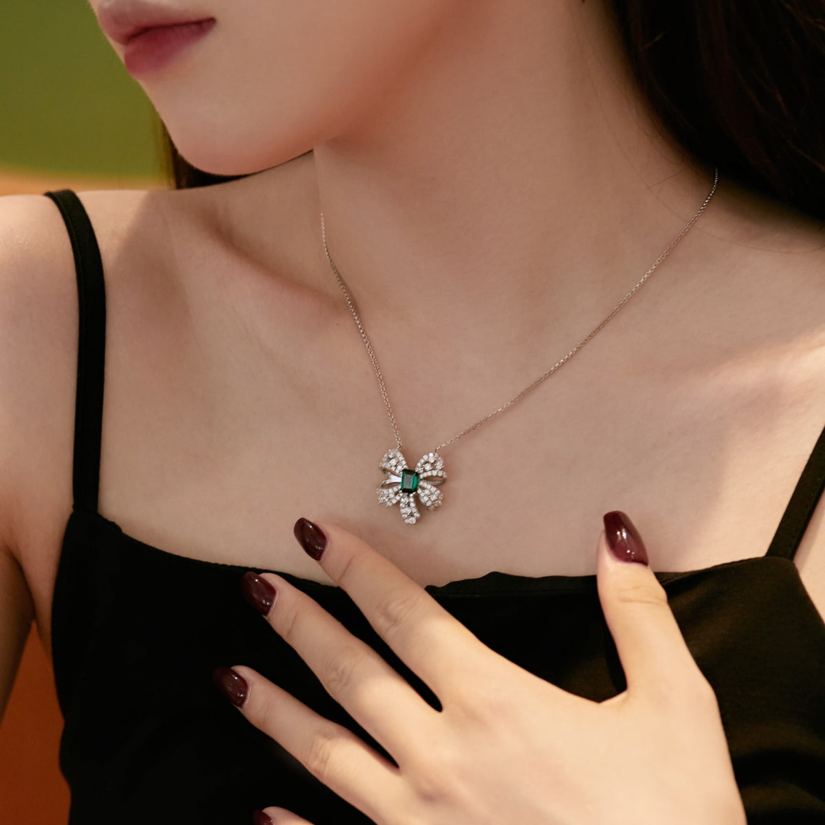 [Lumi Jewels]Luxurious Flower Shape Emerald Cut Necklace