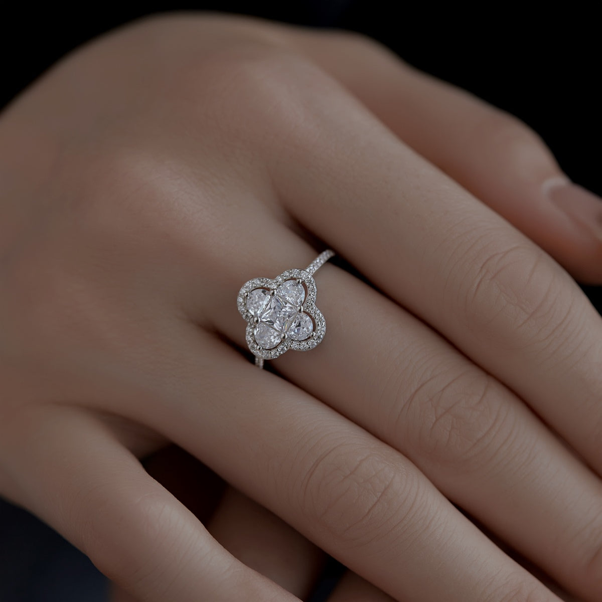 [Lumi Jewels]Luxurious Eternity Flower Shape Banquet Ring