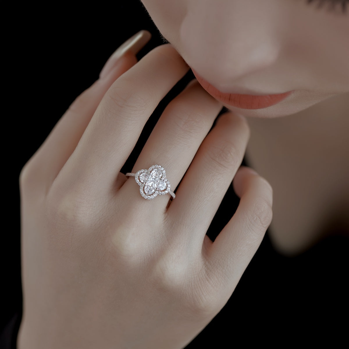 [Lumi Jewels]Luxurious Eternity Flower Shape Banquet Ring