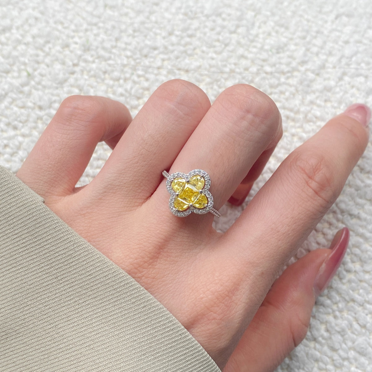 [Lumi Jewels]Luxurious Eternity Flower Shape Banquet Ring