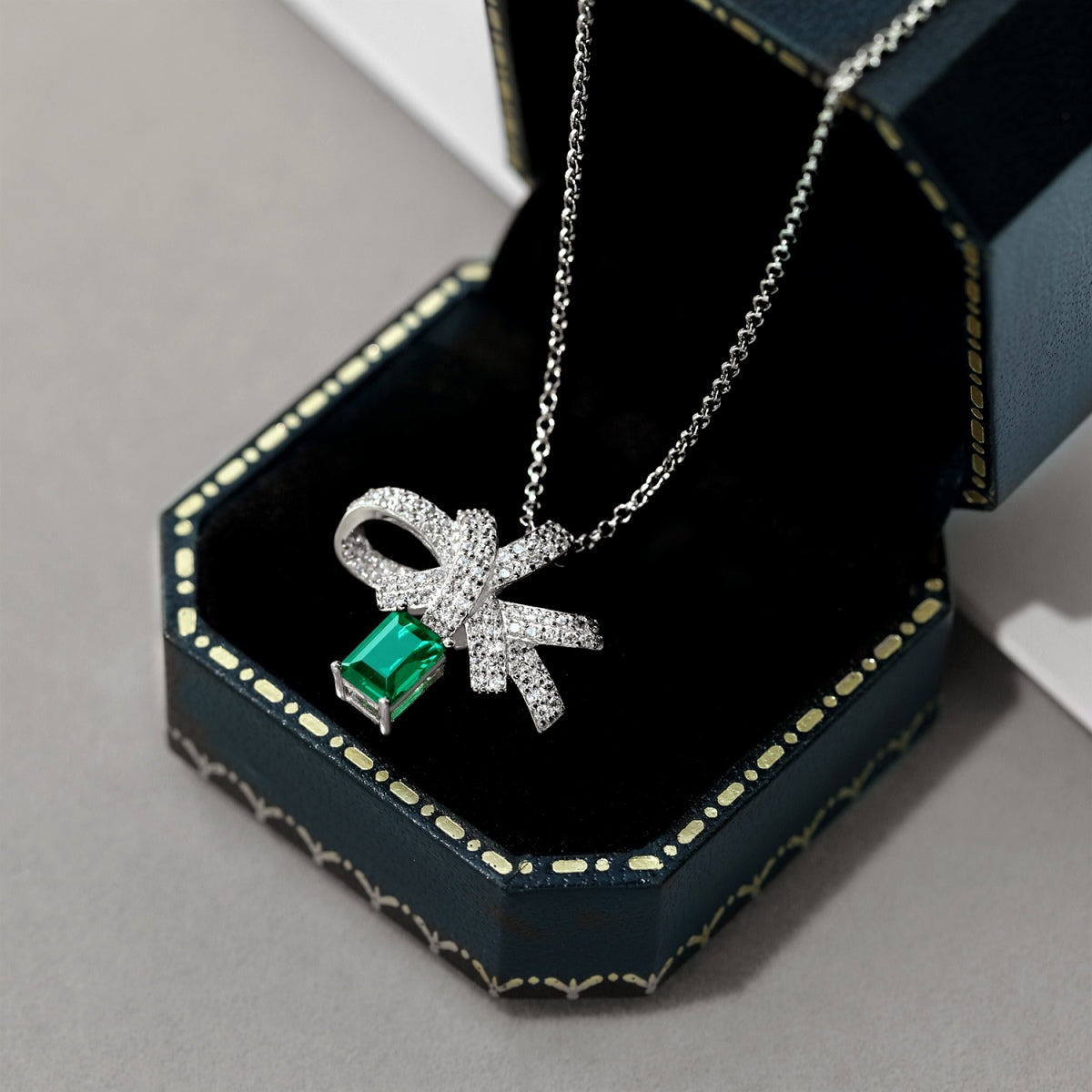 [Lumi Jewels]Luxurious Flower Shape Emerald Cut Necklace