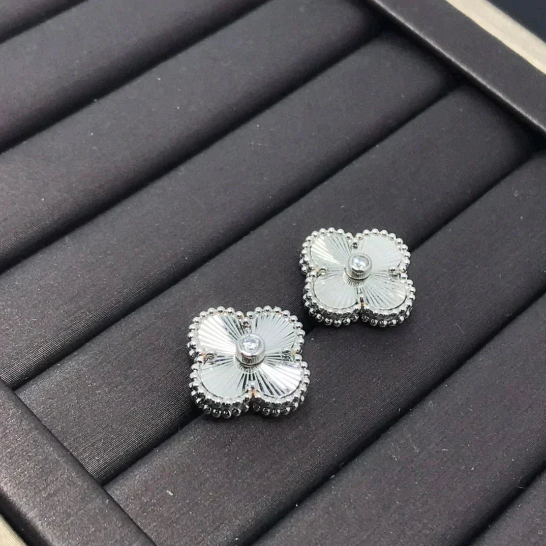 [Lumi Jewels]CLOVER MINI 9.5MM LASER EARRINGS