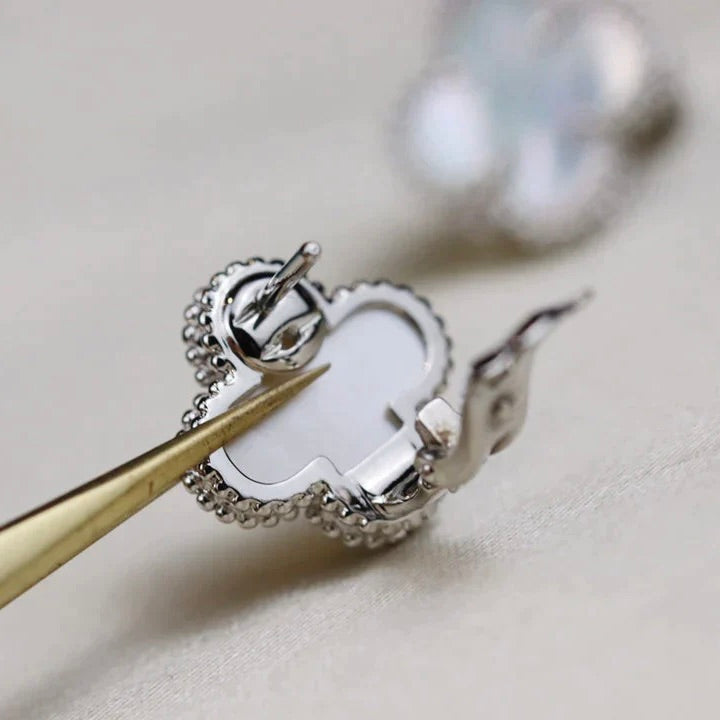 [Lumi Jewels]CLOVER MEDIUM 1 MOTIFS  WHITE MOP EARRINGS SILVER