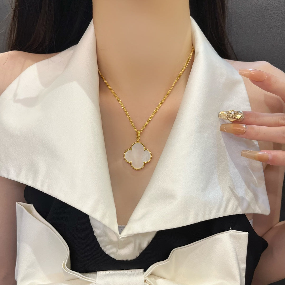 [Lumi Jewels]CLOVER 25MM MOP LARGE PENDANT NECKLACE