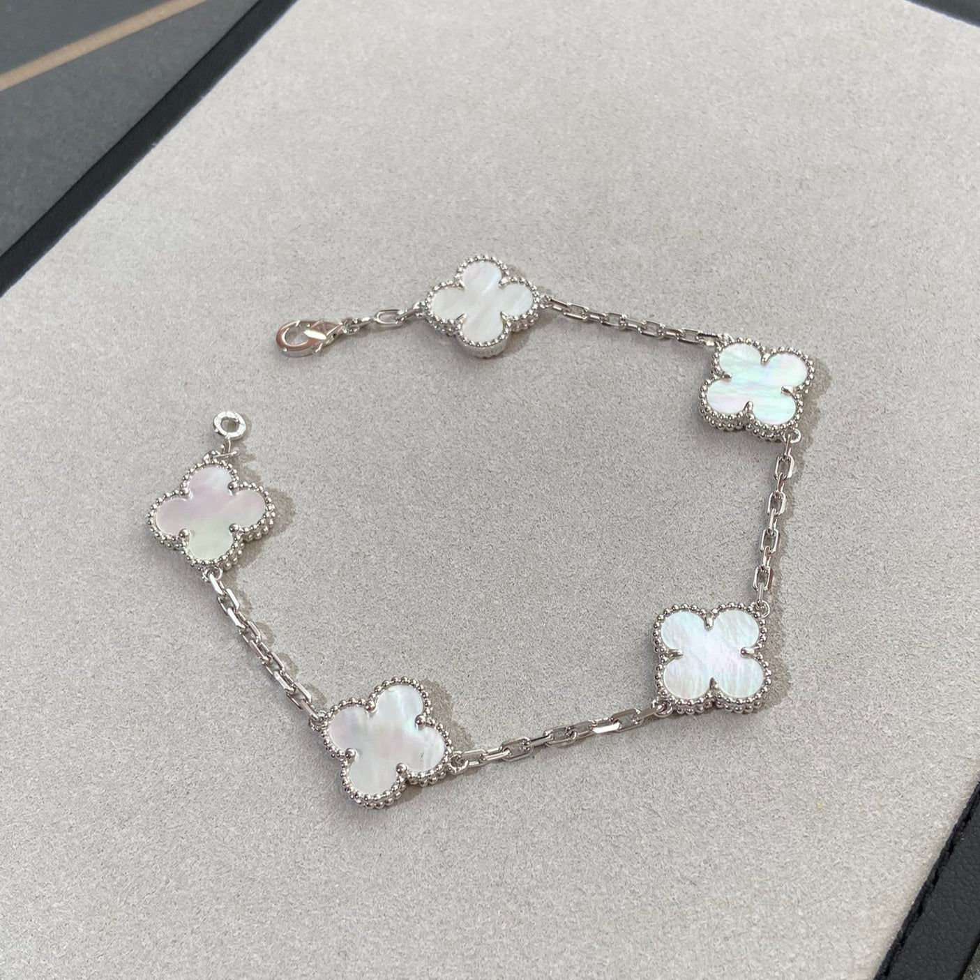 [Lumi Jewels]CLOVER WHITE PEARL MOP 5 MOTIF BRACELET COLLECTION