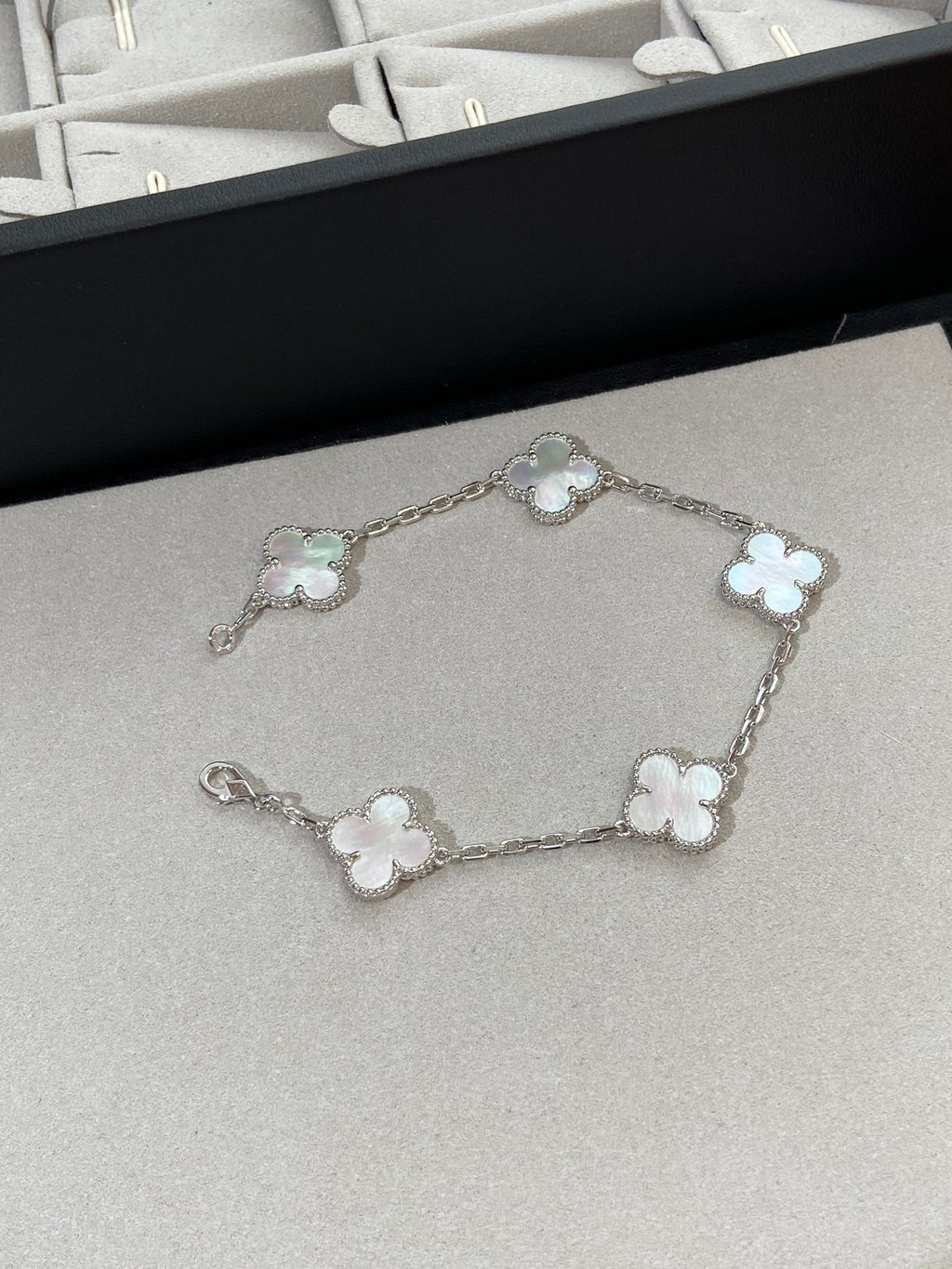 [Lumi Jewels]CLOVER WHITE PEARL MOP 5 MOTIF BRACELET COLLECTION
