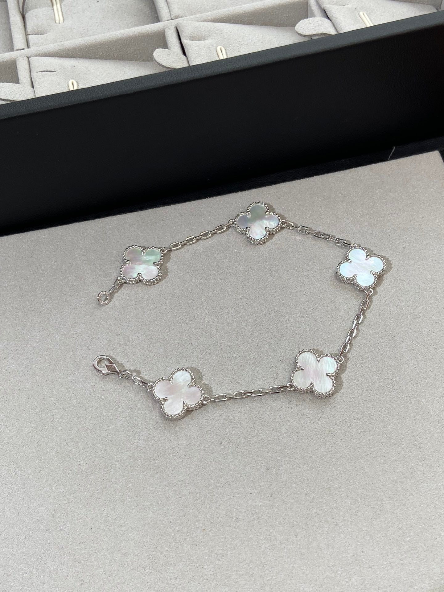 [Lumi Jewels]CLOVER WHITE PEARL MOP 5 MOTIF BRACELET COLLECTION