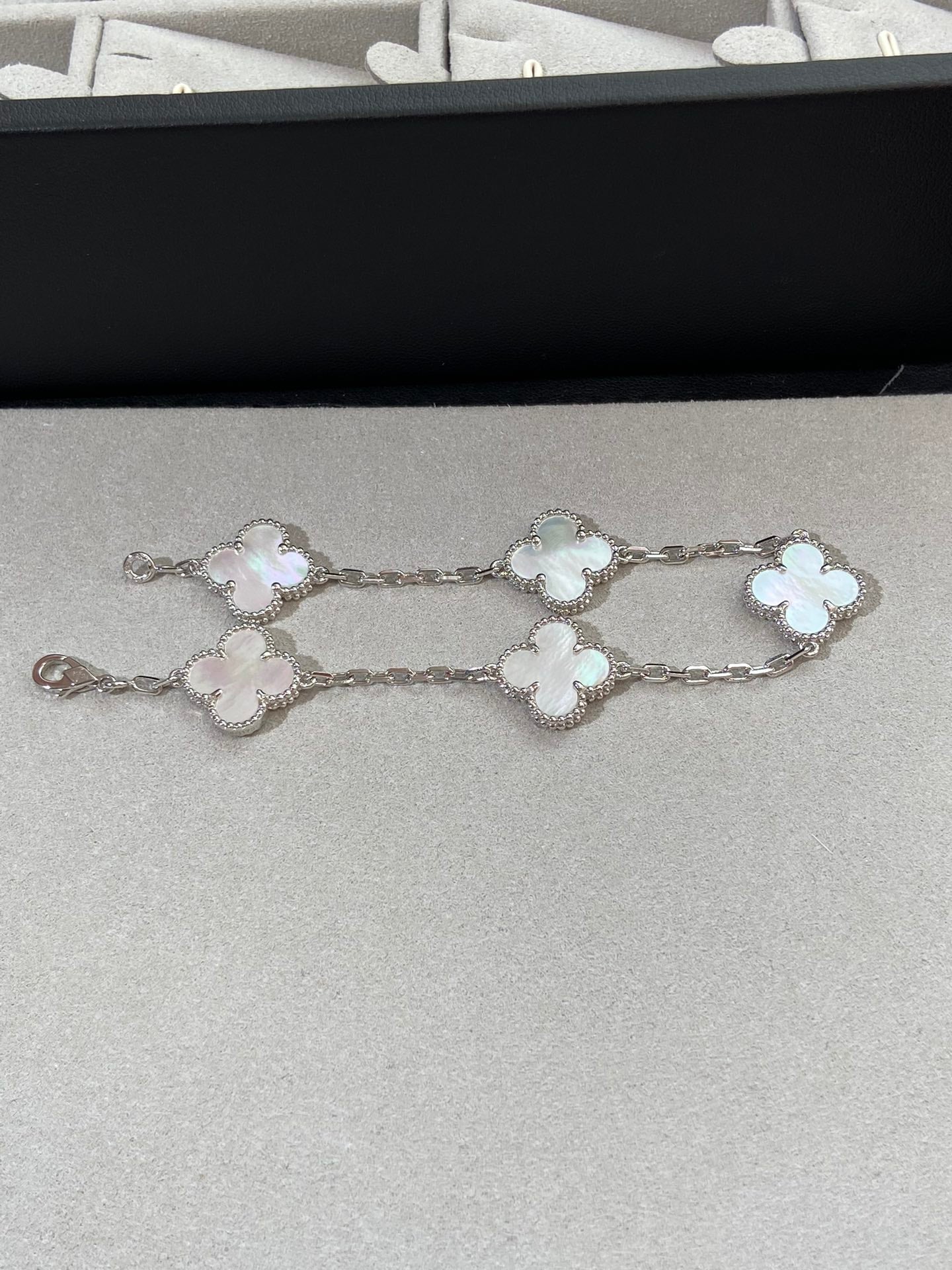 [Lumi Jewels]CLOVER WHITE PEARL MOP 5 MOTIF BRACELET COLLECTION