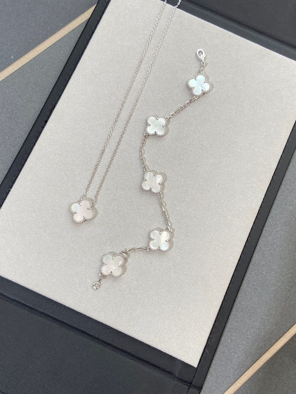 [Lumi Jewels]CLOVER WHITE PEARL MOP 5 MOTIF BRACELET COLLECTION
