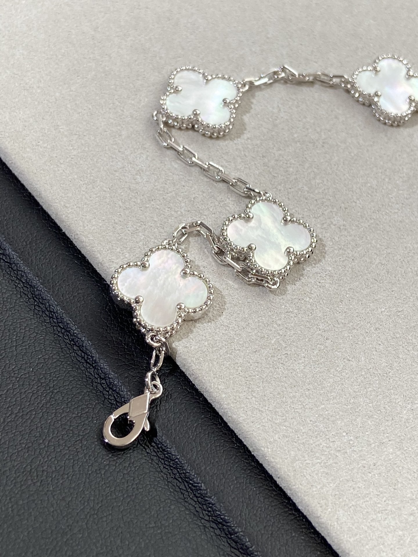 [Lumi Jewels]CLOVER WHITE PEARL MOP 5 MOTIF BRACELET COLLECTION