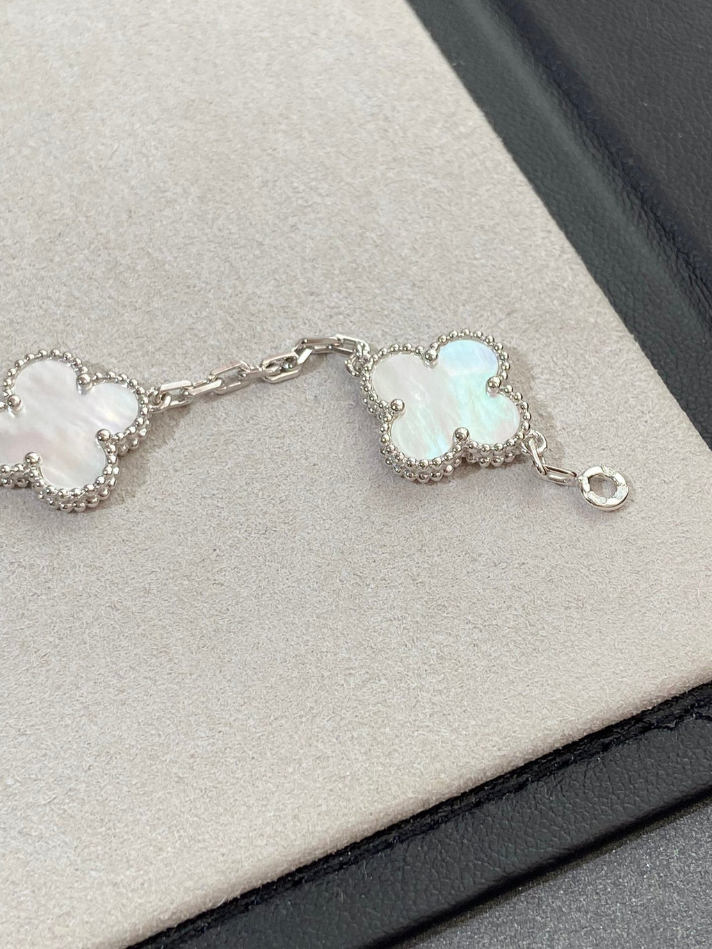 [Lumi Jewels]CLOVER WHITE PEARL MOP 5 MOTIF BRACELET COLLECTION