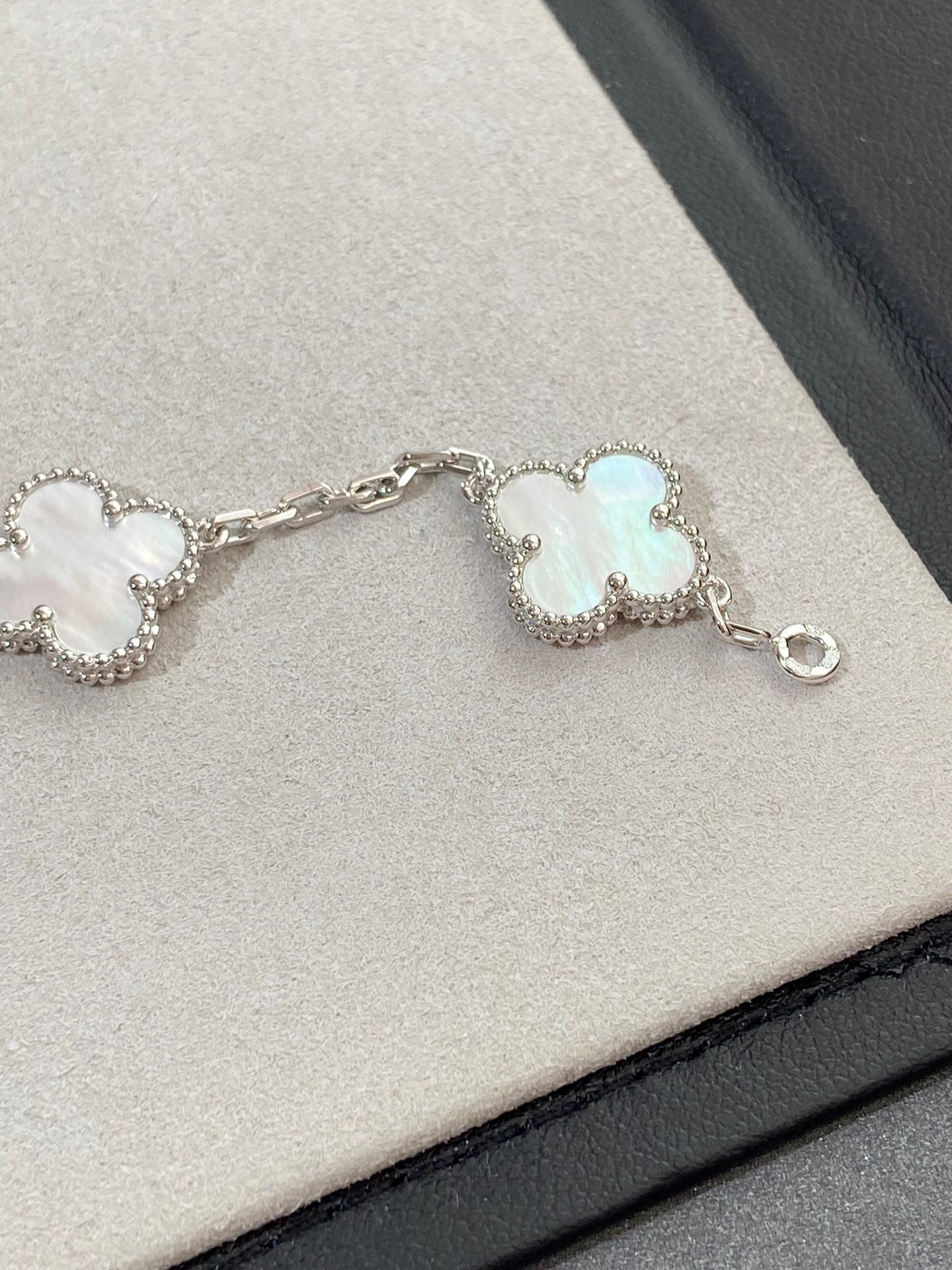 [Lumi Jewels]CLOVER WHITE PEARL MOP 5 MOTIF BRACELET COLLECTION