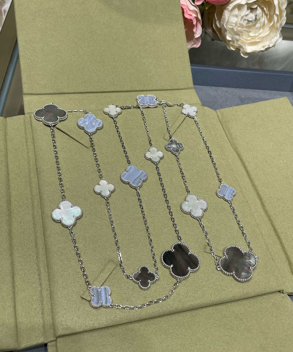 [Lumi Jewels]CLOVER 16 MOTIF CHALCEDONY MOP SILVER NECKLACE
