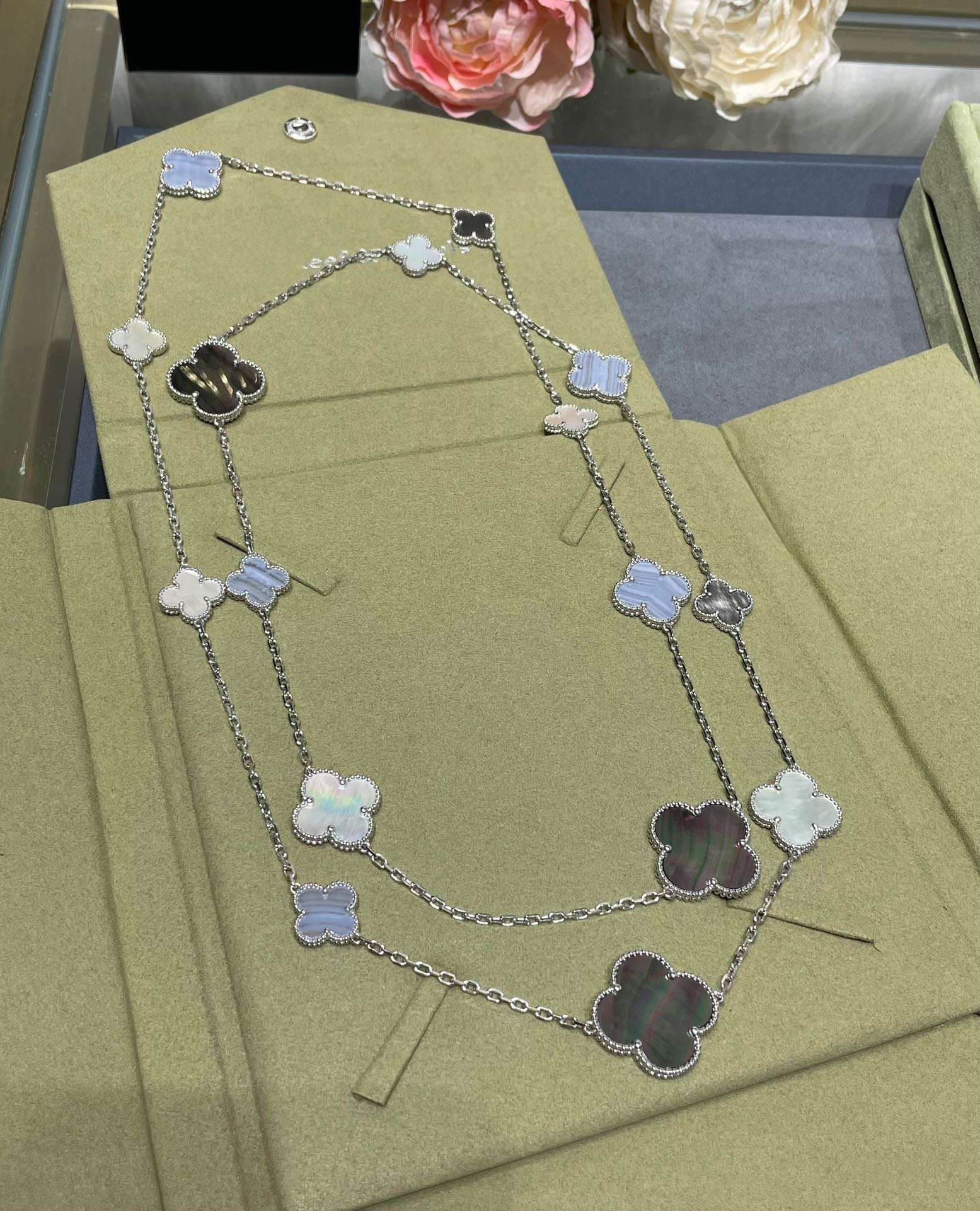 [Lumi Jewels]CLOVER 16 MOTIF CHALCEDONY MOP SILVER NECKLACE