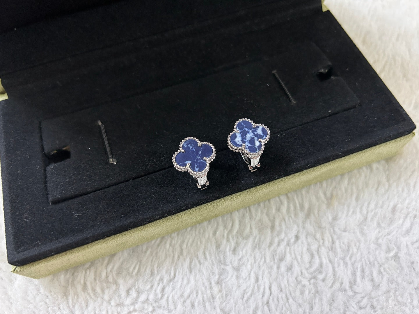 [Lumi Jewels]CLOVER PIETERSITE MEDIUM STUD EARRINGS