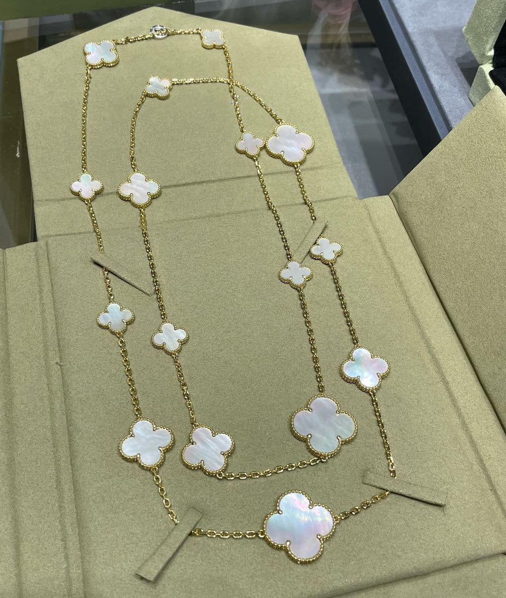 [Lumi Jewels]CLOVER 16 MOTIF WHITE MOP GOLD NECKLACE