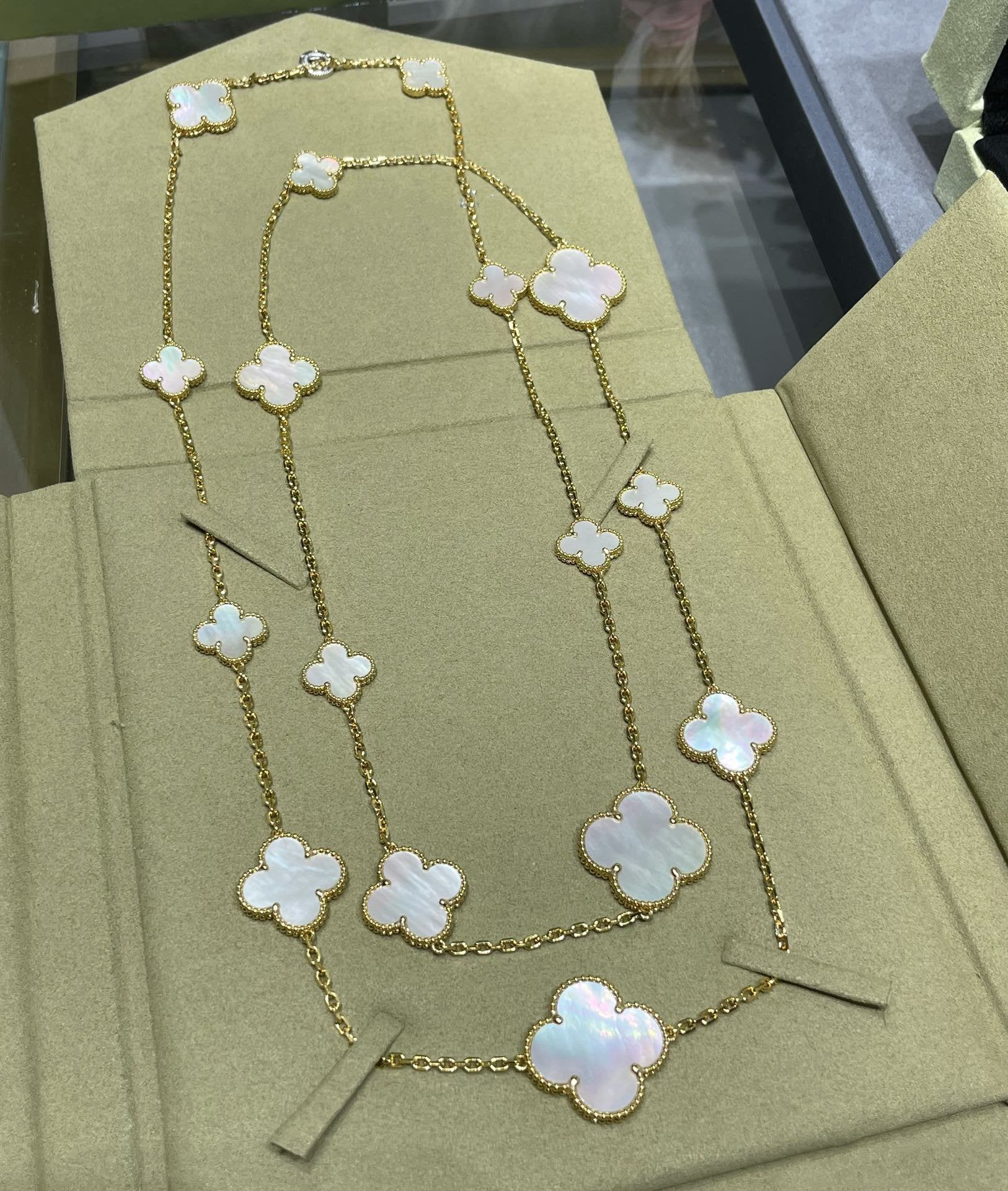 [Lumi Jewels]CLOVER 16 MOTIF WHITE MOP GOLD NECKLACE