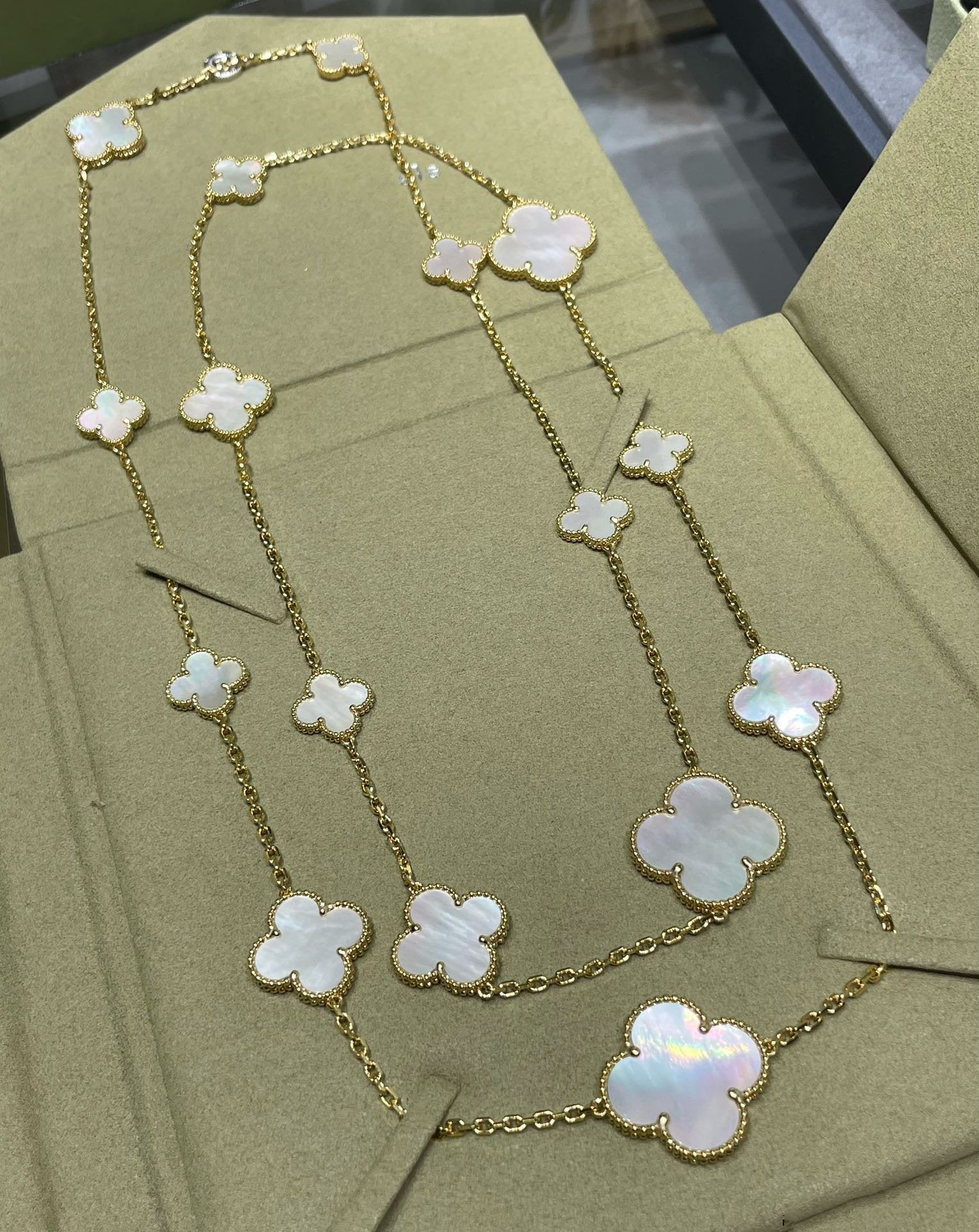 [Lumi Jewels]CLOVER 16 MOTIF WHITE MOP GOLD NECKLACE