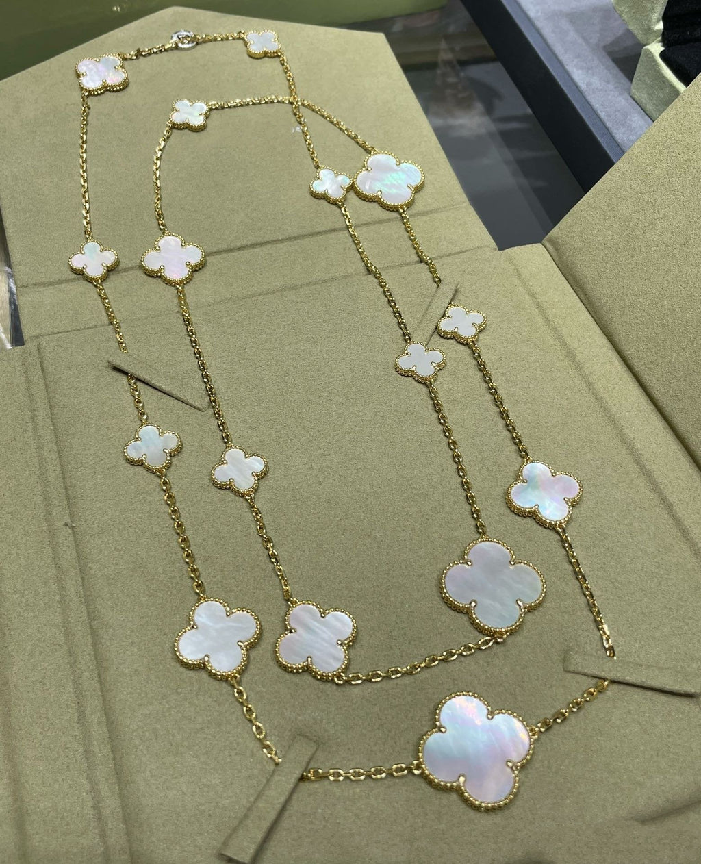 [Lumi Jewels]CLOVER 16 MOTIF WHITE MOP GOLD NECKLACE