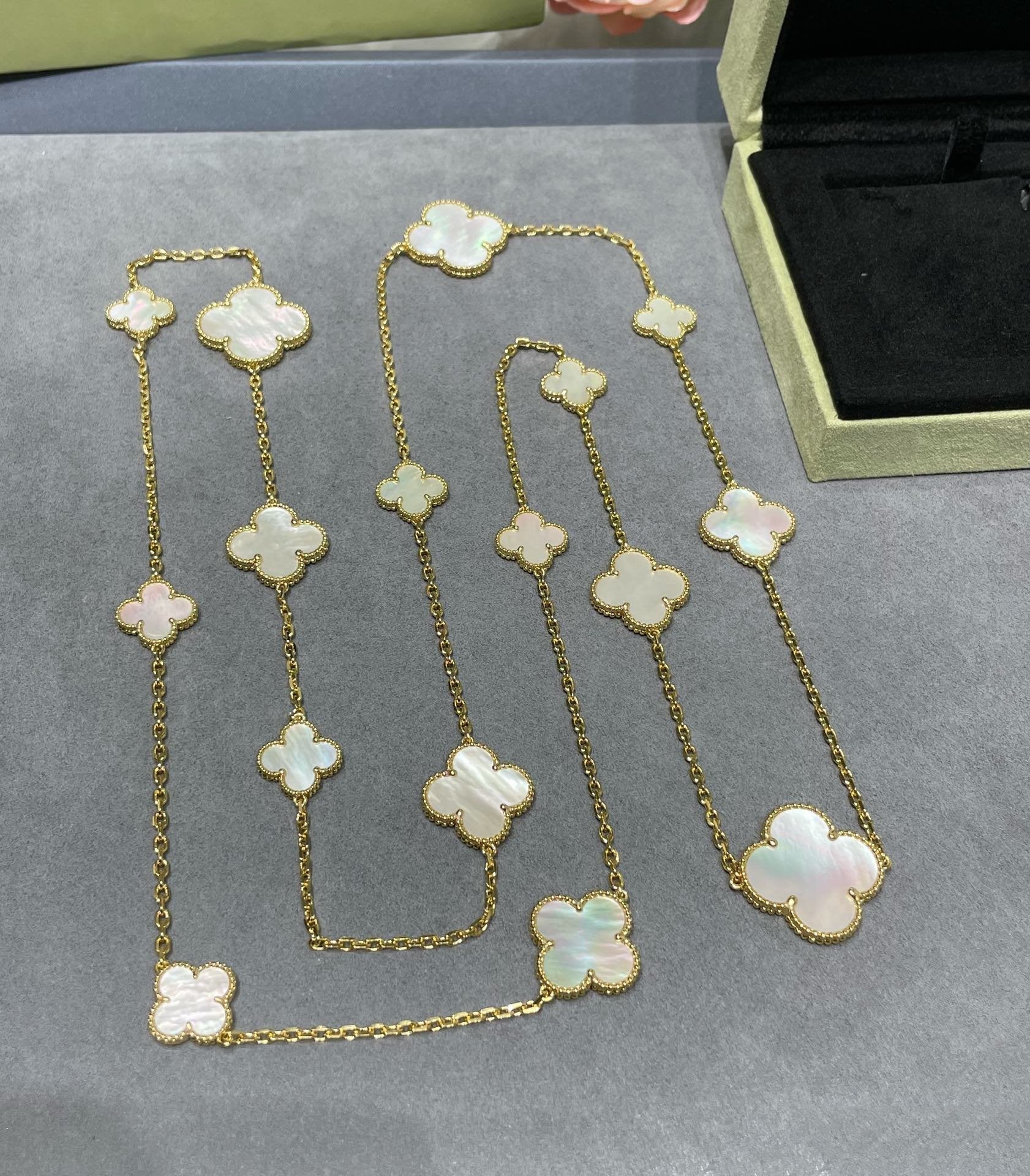 [Lumi Jewels]CLOVER 16 MOTIF WHITE MOP GOLD NECKLACE
