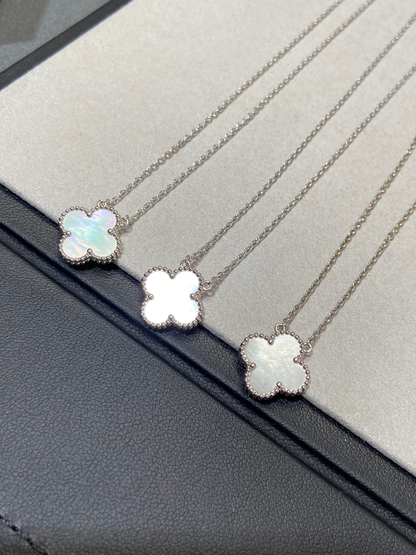 [Lumi Jewels]CLOVER MEDIUM SILVER WHITE MOP NECKLACE