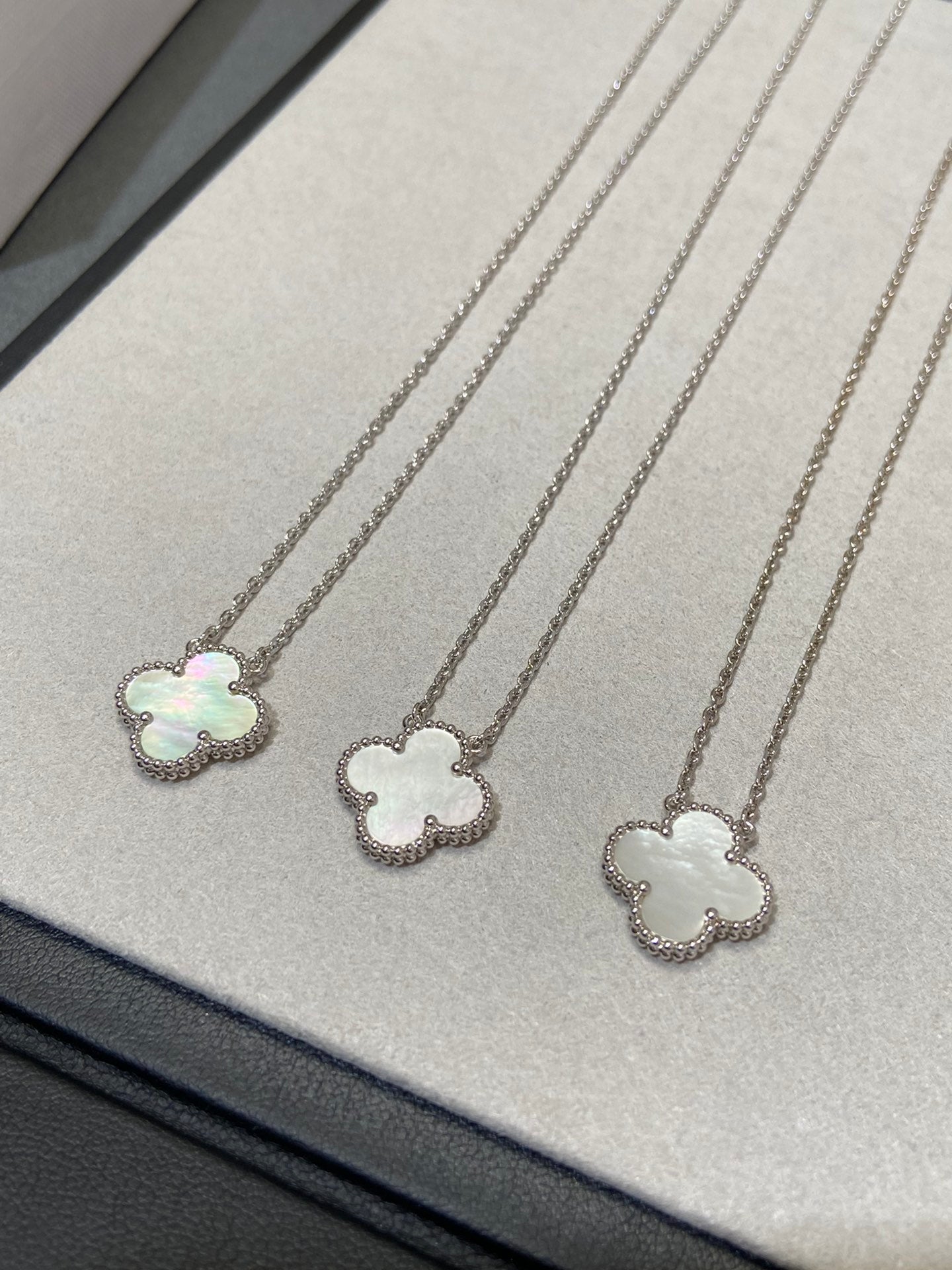 [Lumi Jewels]CLOVER MEDIUM SILVER WHITE MOP NECKLACE