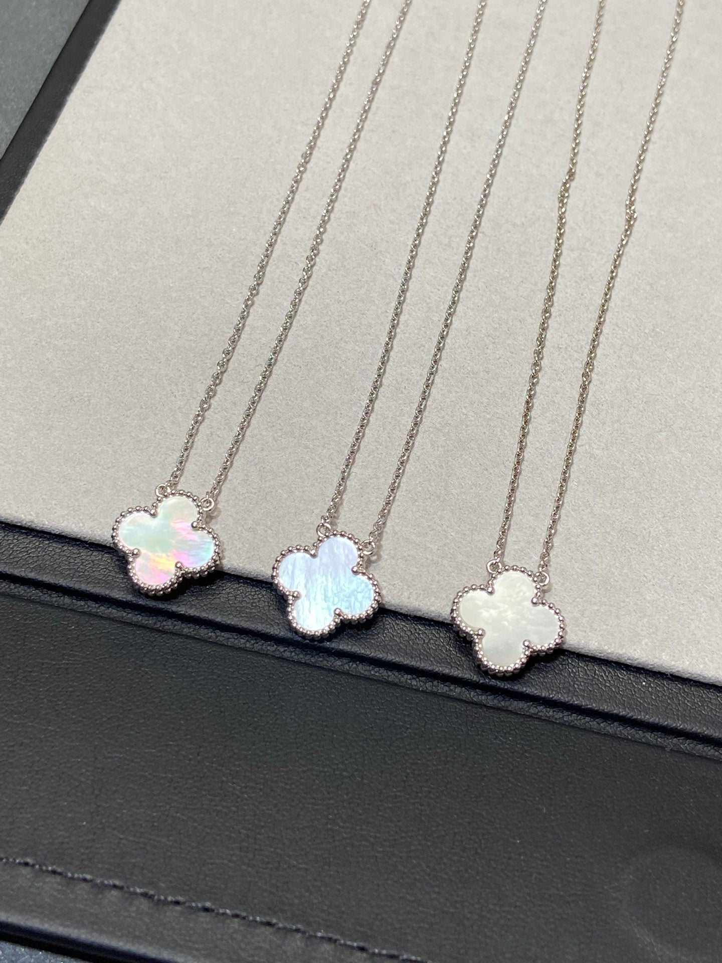 [Lumi Jewels]CLOVER MEDIUM SILVER WHITE MOP NECKLACE