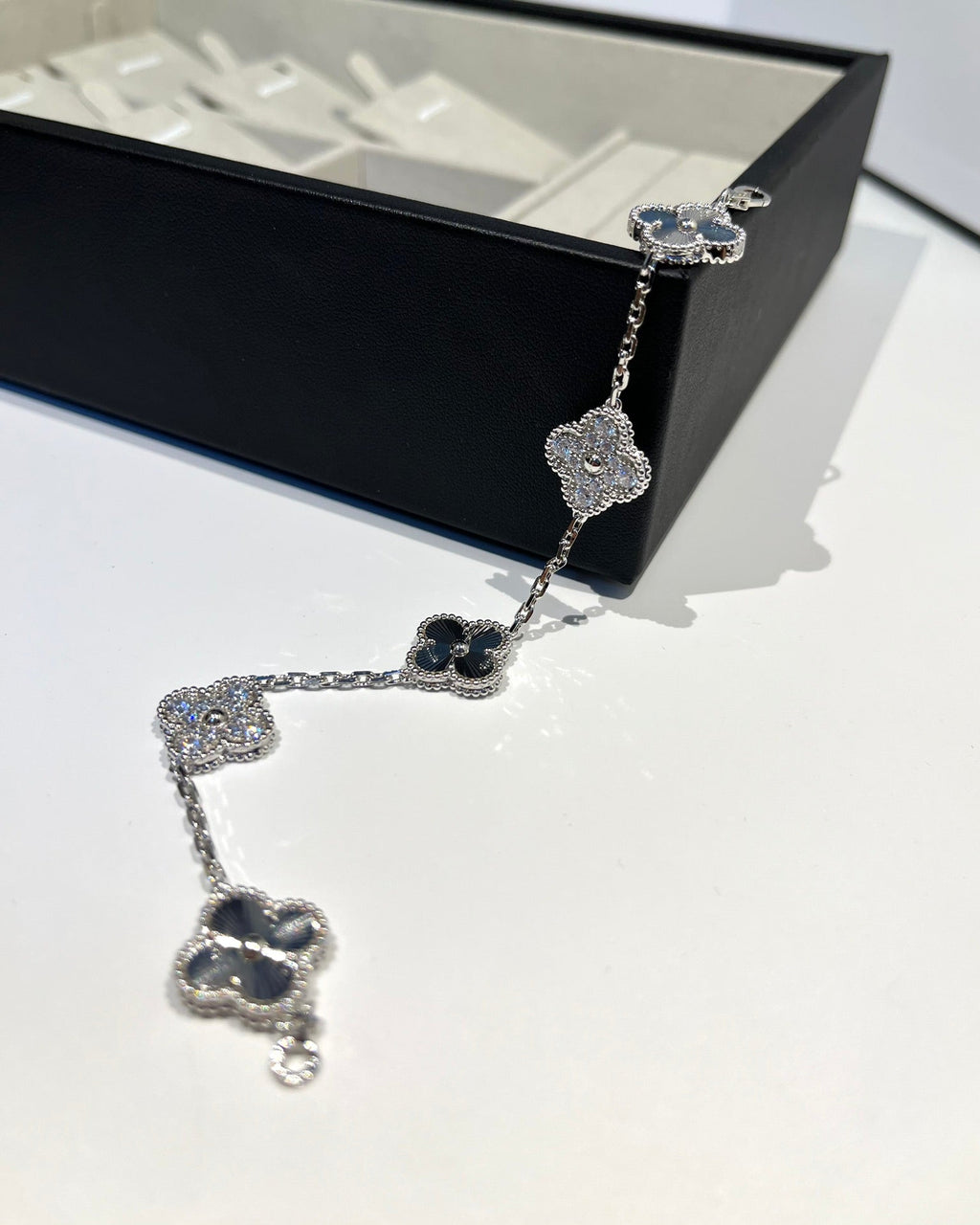 [Lumi Jewels] CLOVER 5 MOTIF LASER BRACELET COLLECTION