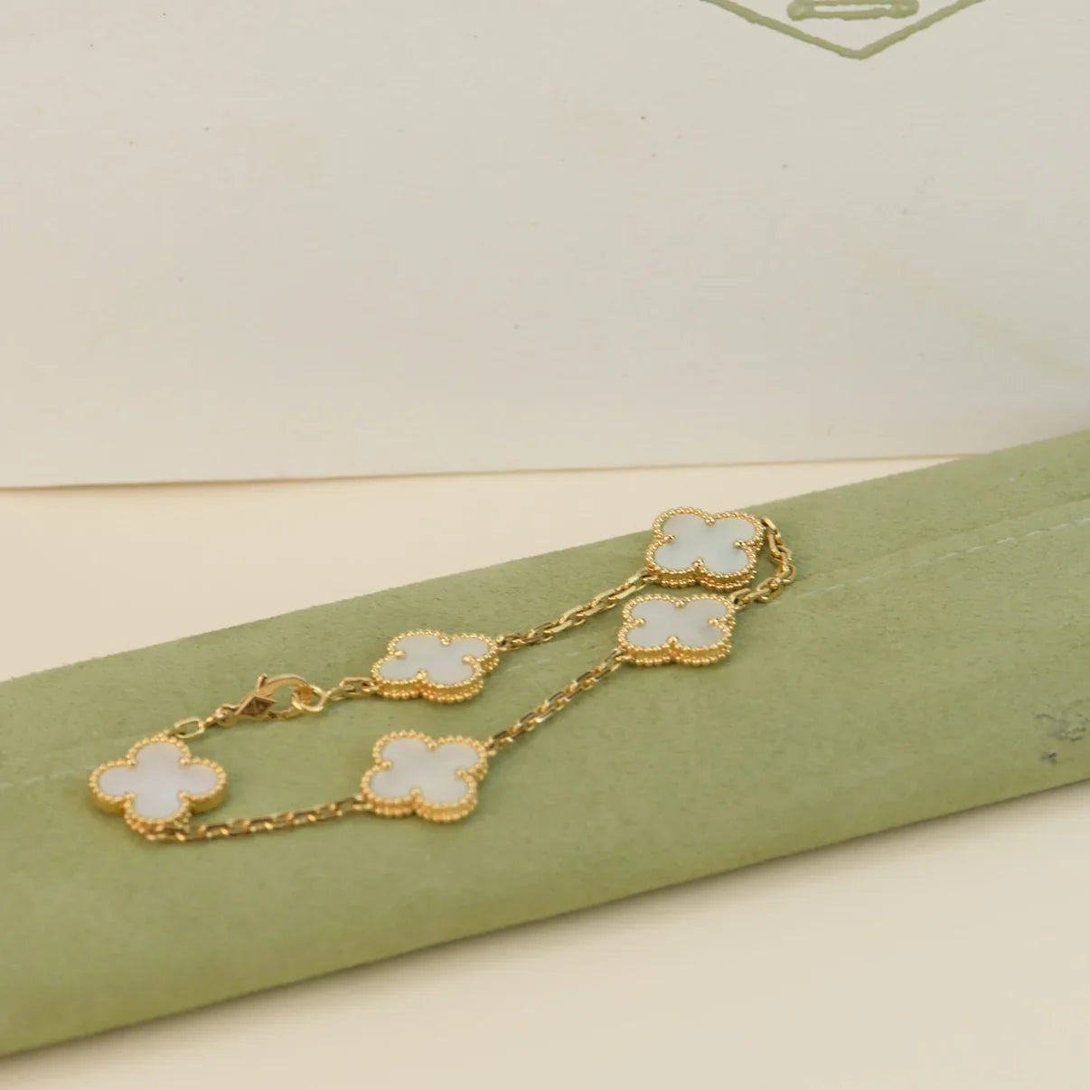 [Lumi Jewels]CLOVER WHITE PEARL MOP 5 MOTIF BRACELET COLLECTION