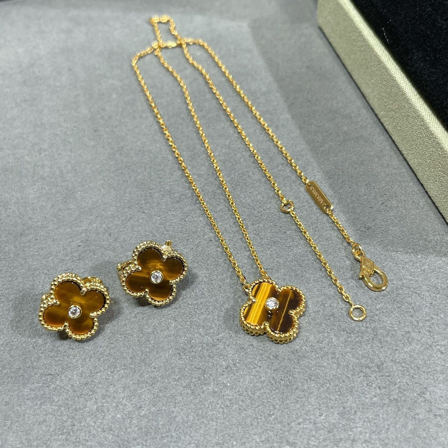 [Lumi Jewels]CLOVER 15MM DIAMOND AND YELLOW TIGER'S EYE AGATE necklace