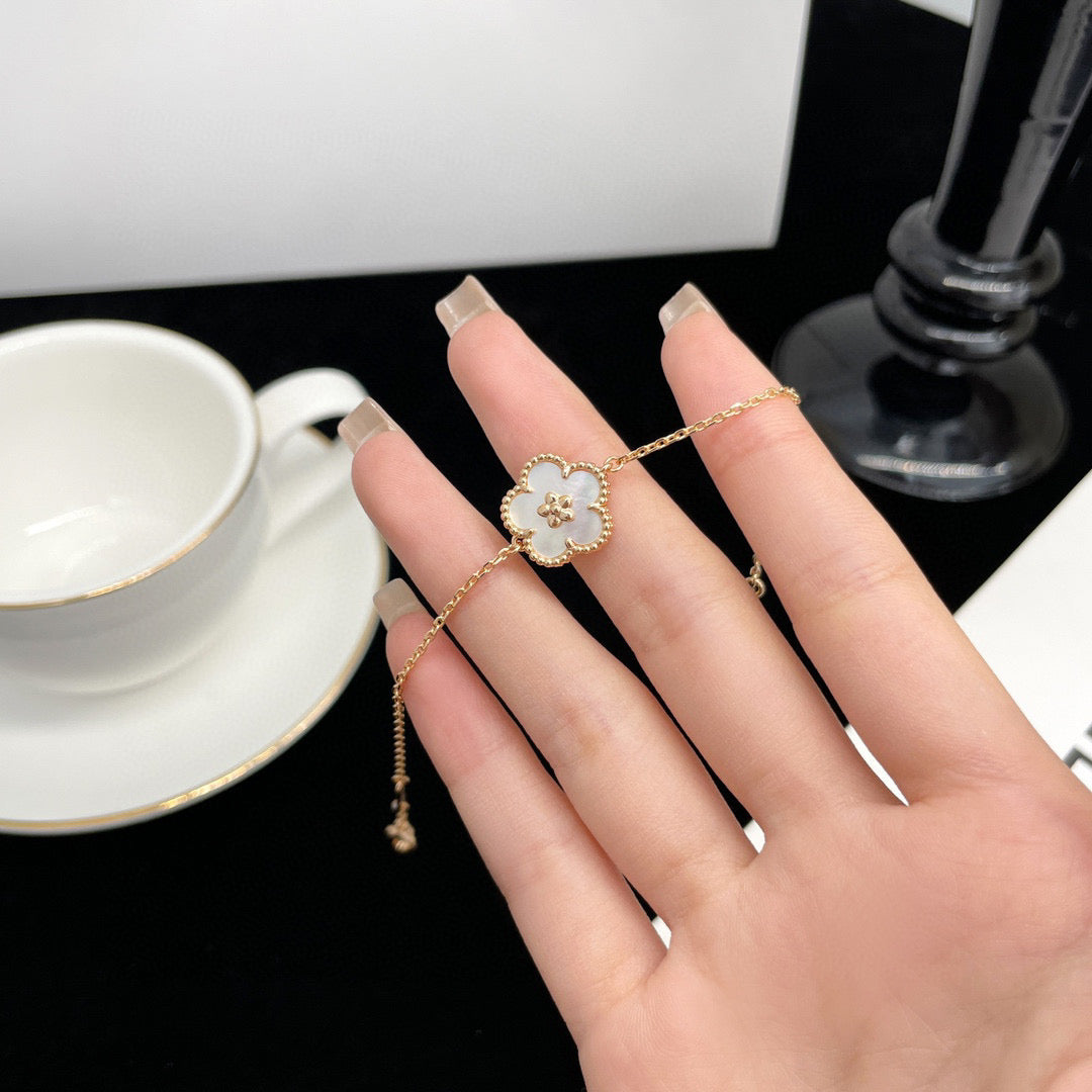 [Lumi Jewels]LUCKY WHITE MOP PLUM BLOSSOM  BRACELET