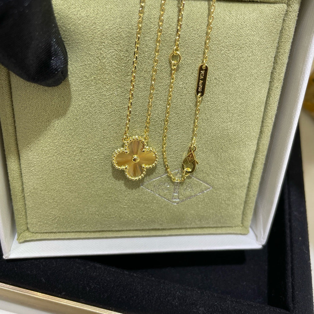 [Lumi Jewels]CLOVER 15MM LASER NECKLACE