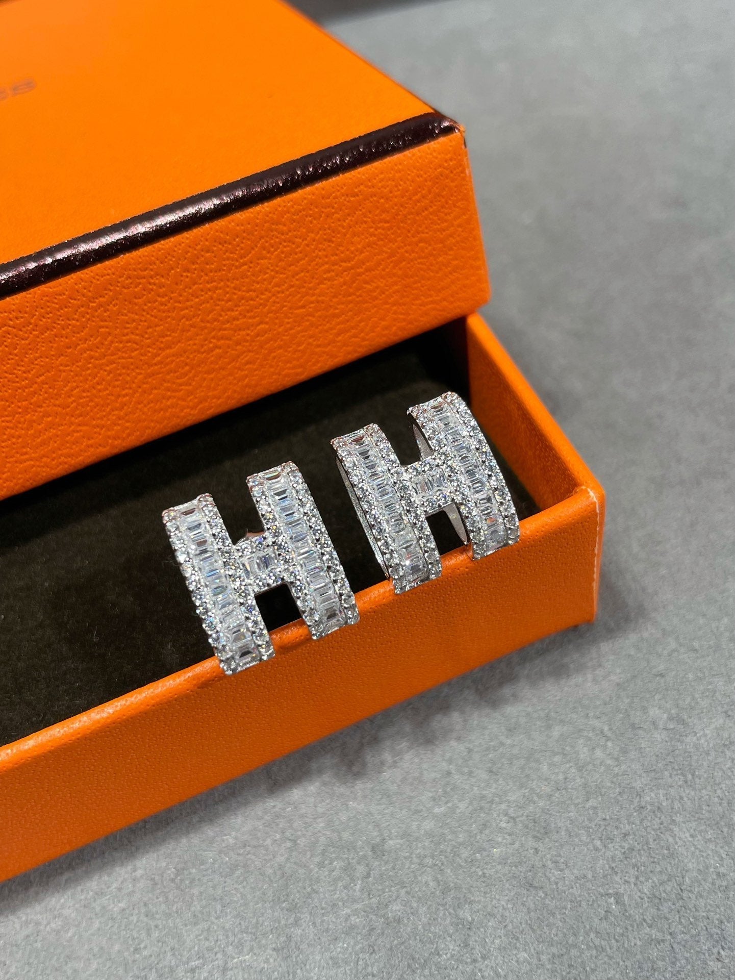 [Lumi Jewels]H STUD EARRINGS WITH SILVER DIAMONDS