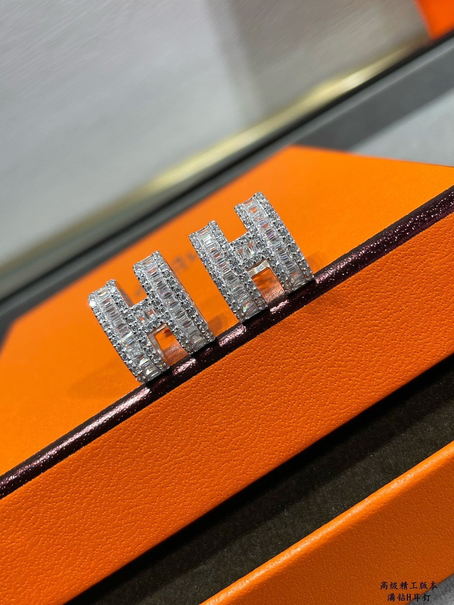 [Lumi Jewels]H STUD EARRINGS WITH SILVER DIAMONDS