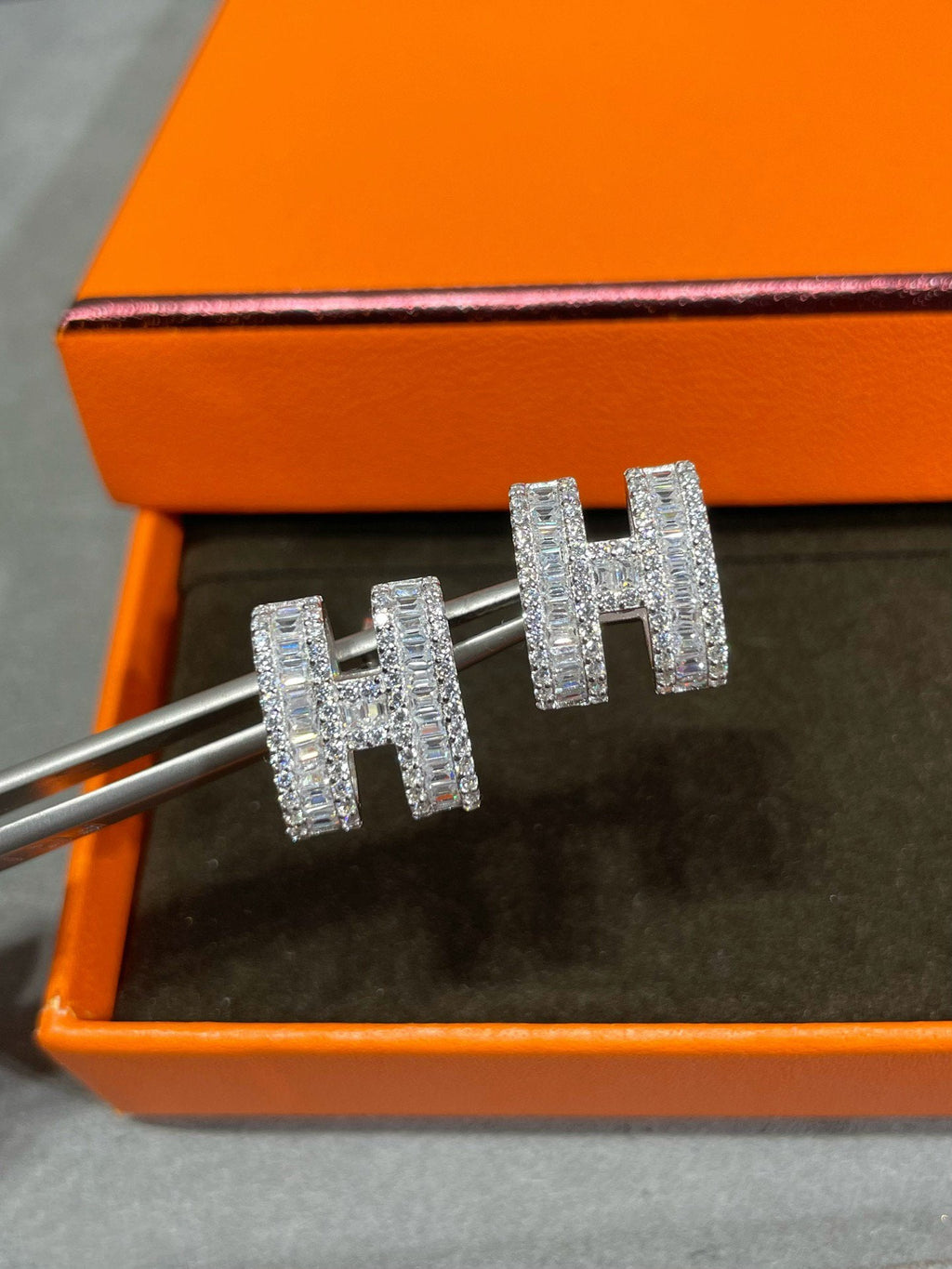 [Lumi Jewels]H STUD EARRINGS WITH SILVER DIAMONDS