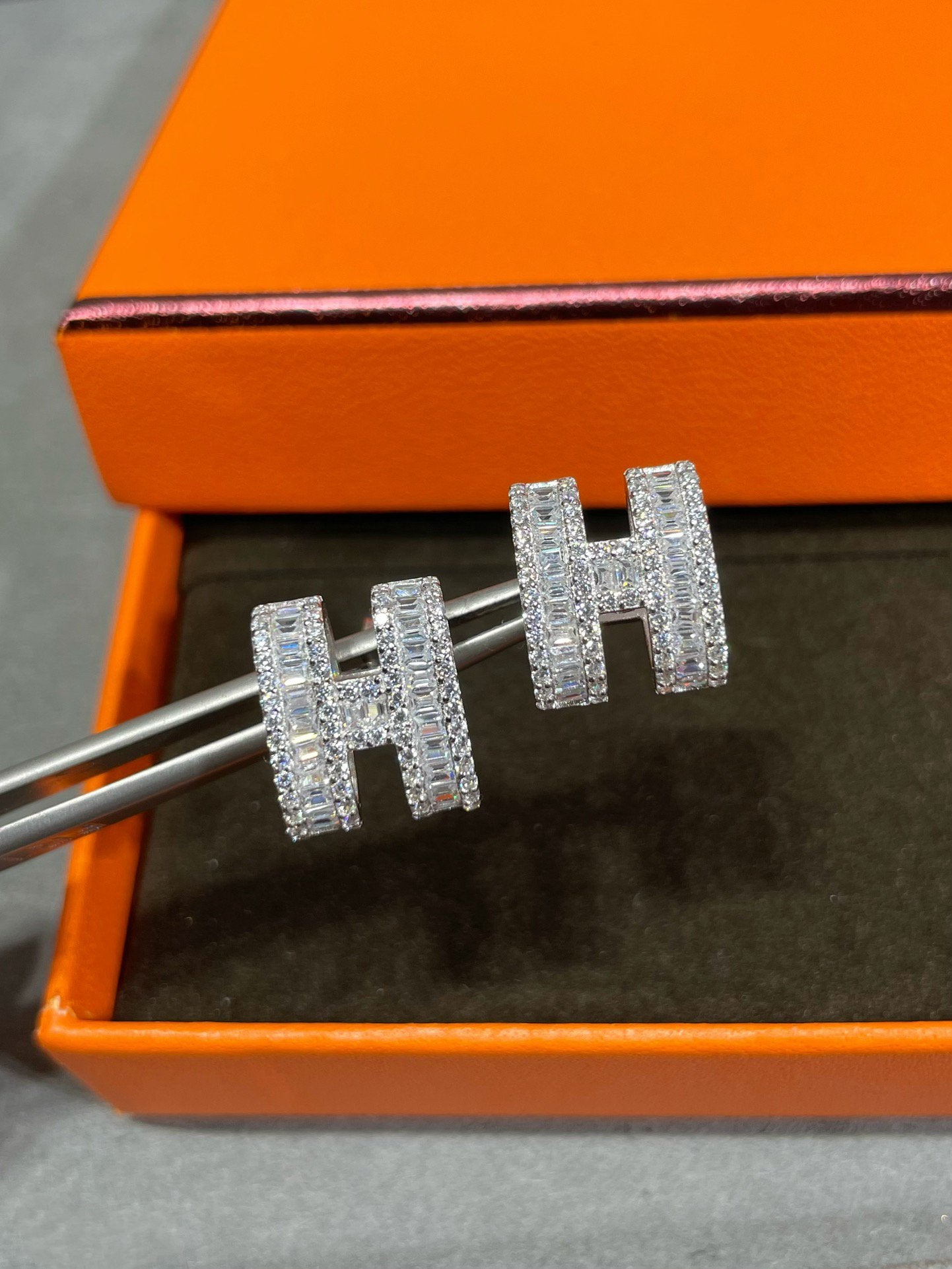[Lumi Jewels]H STUD EARRINGS WITH SILVER DIAMONDS