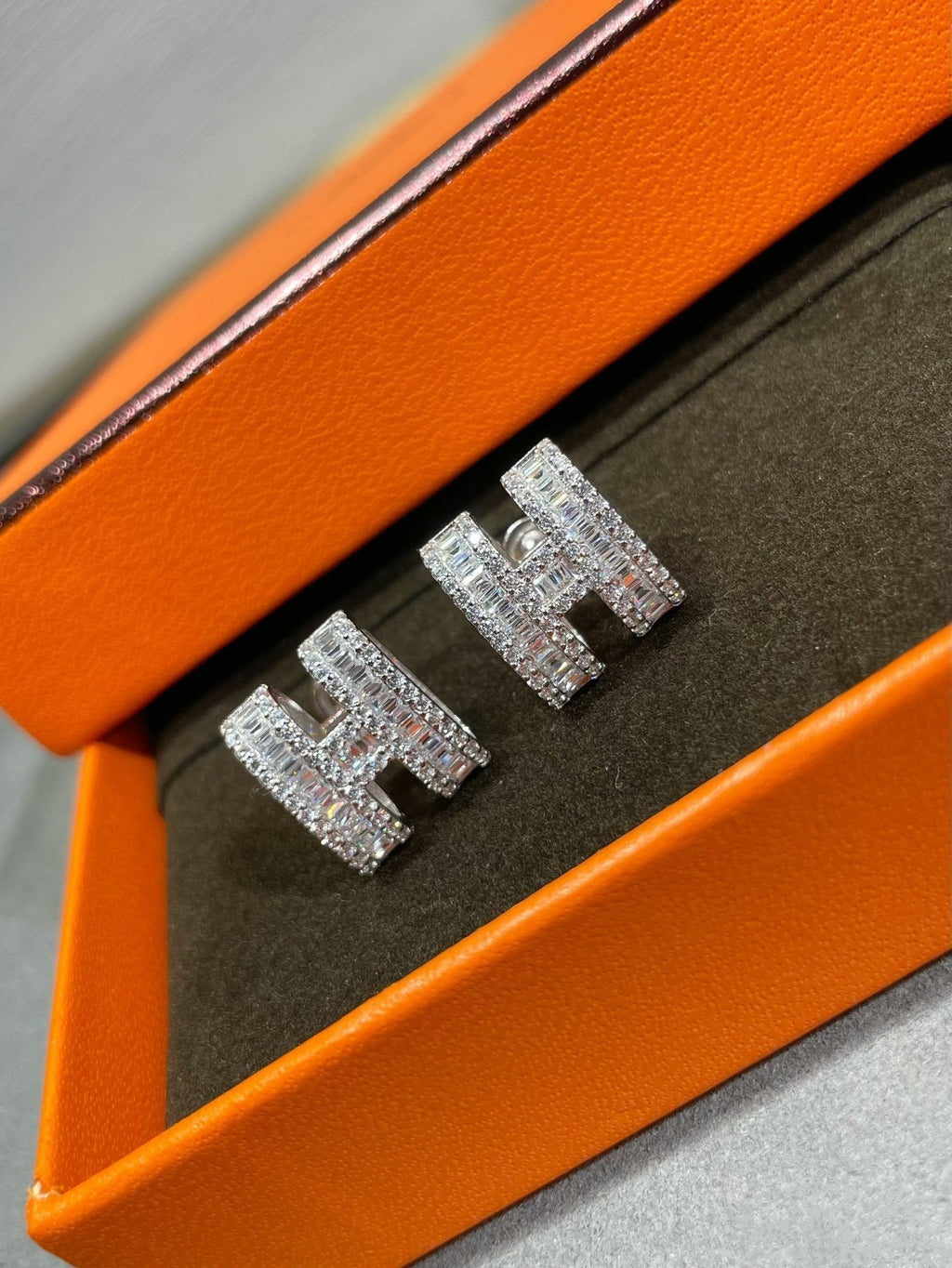 [Lumi Jewels]H STUD EARRINGS WITH SILVER DIAMONDS