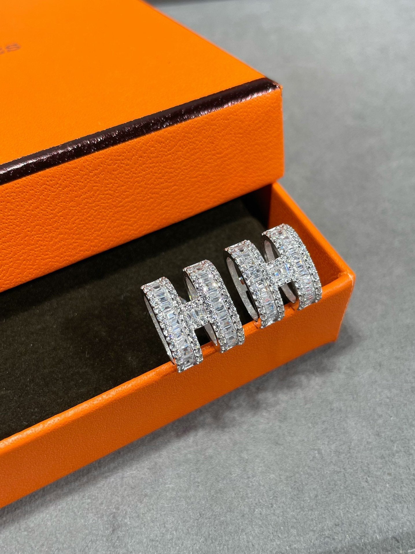 [Lumi Jewels]H STUD EARRINGS WITH SILVER DIAMONDS